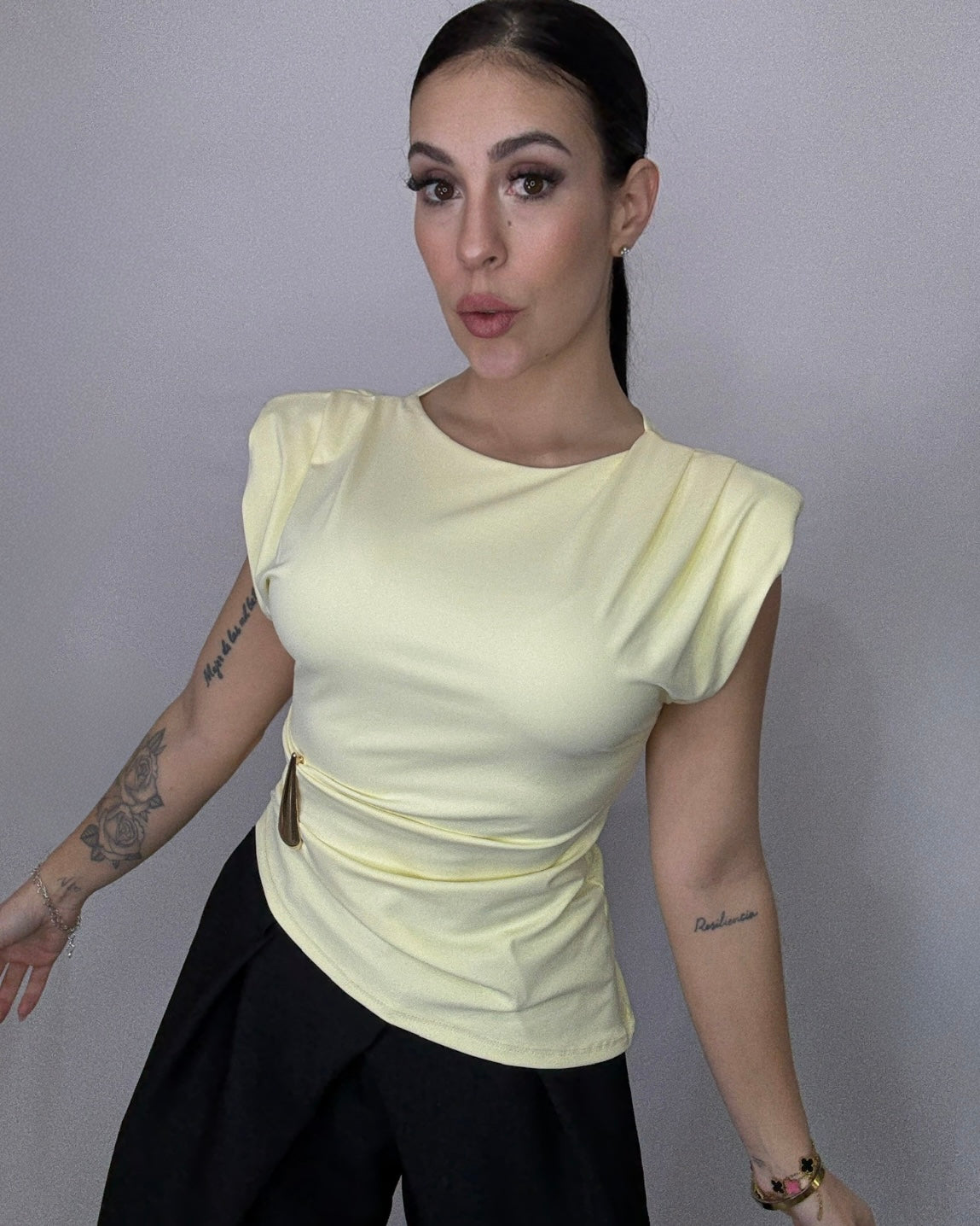 Blusa hebilla amarilla