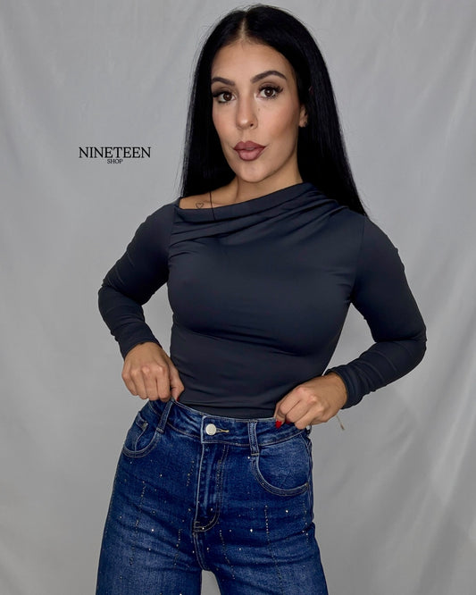 Top asimétrico gris