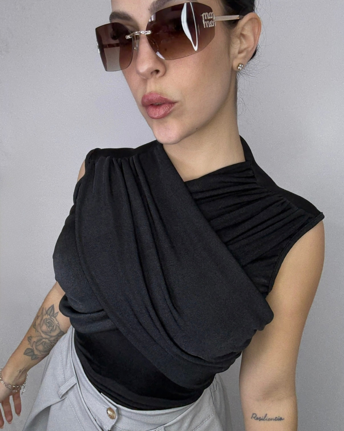 Top cruzado negro