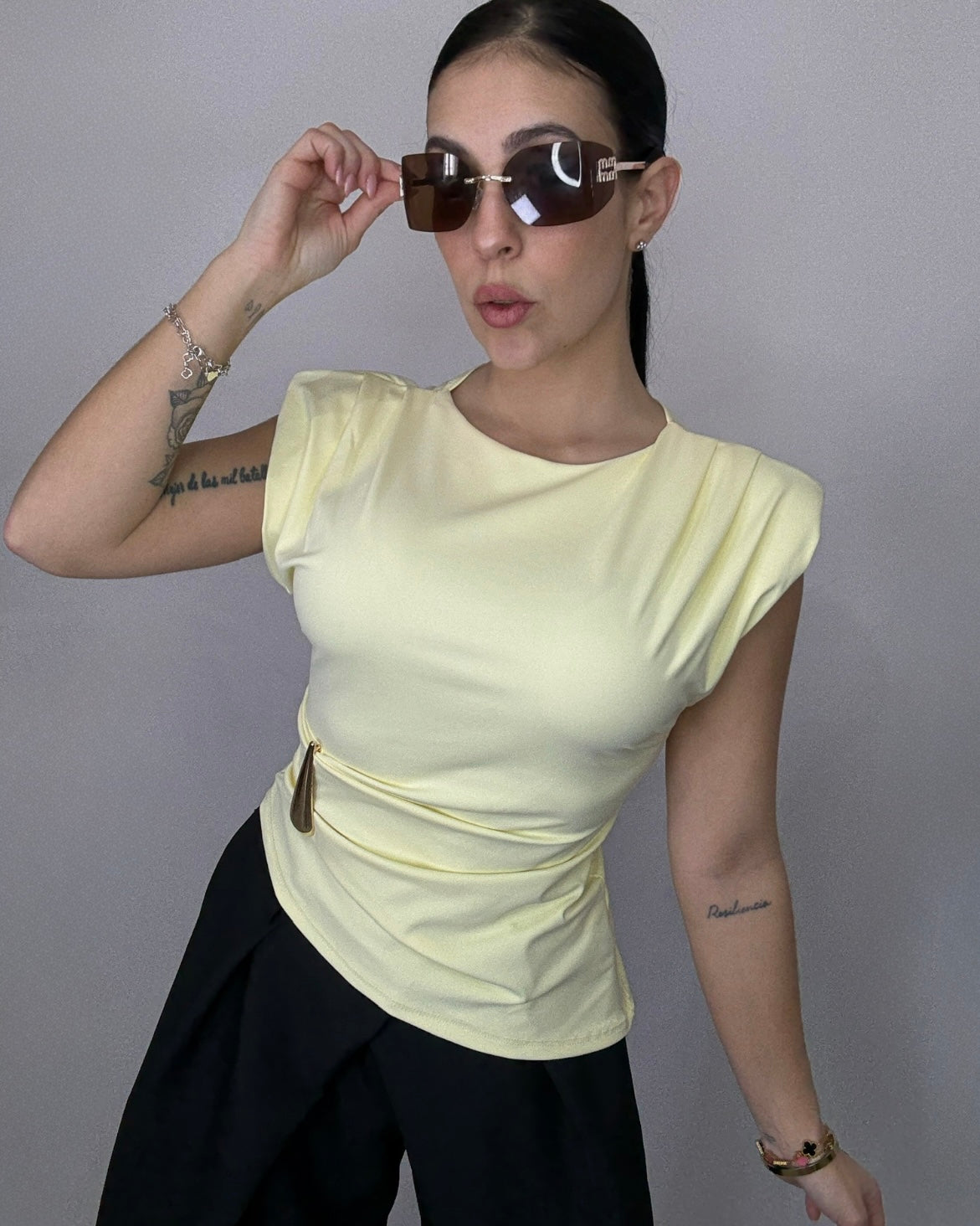 Blusa hebilla amarilla