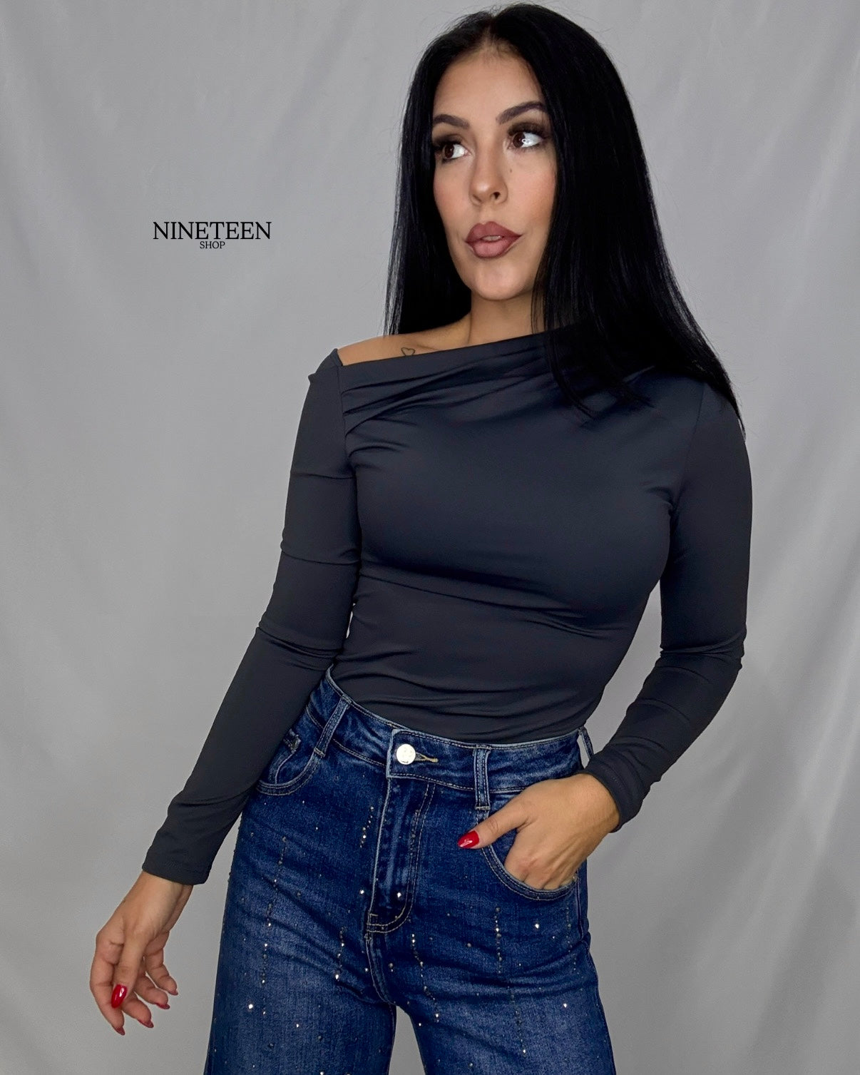 Top asimétrico gris